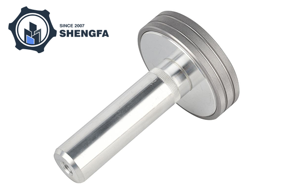 Quais são as principais vantagens do forjamento e da fundição, respectivamente?